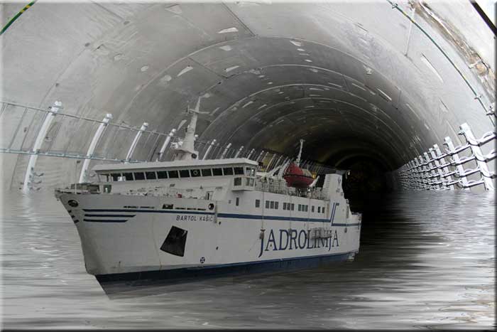Velkým tunelem proplouvají i výletní lodě.