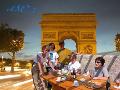 Kávička pod obloukem v Paříži